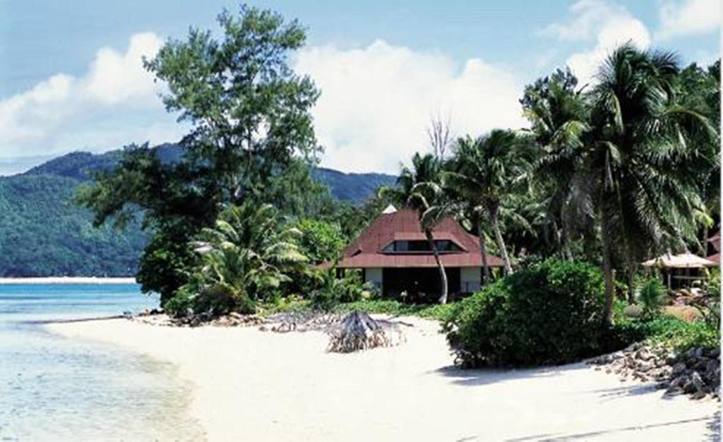 New Emerald Cove Hotel Baie Sainte Anne Exterior photo